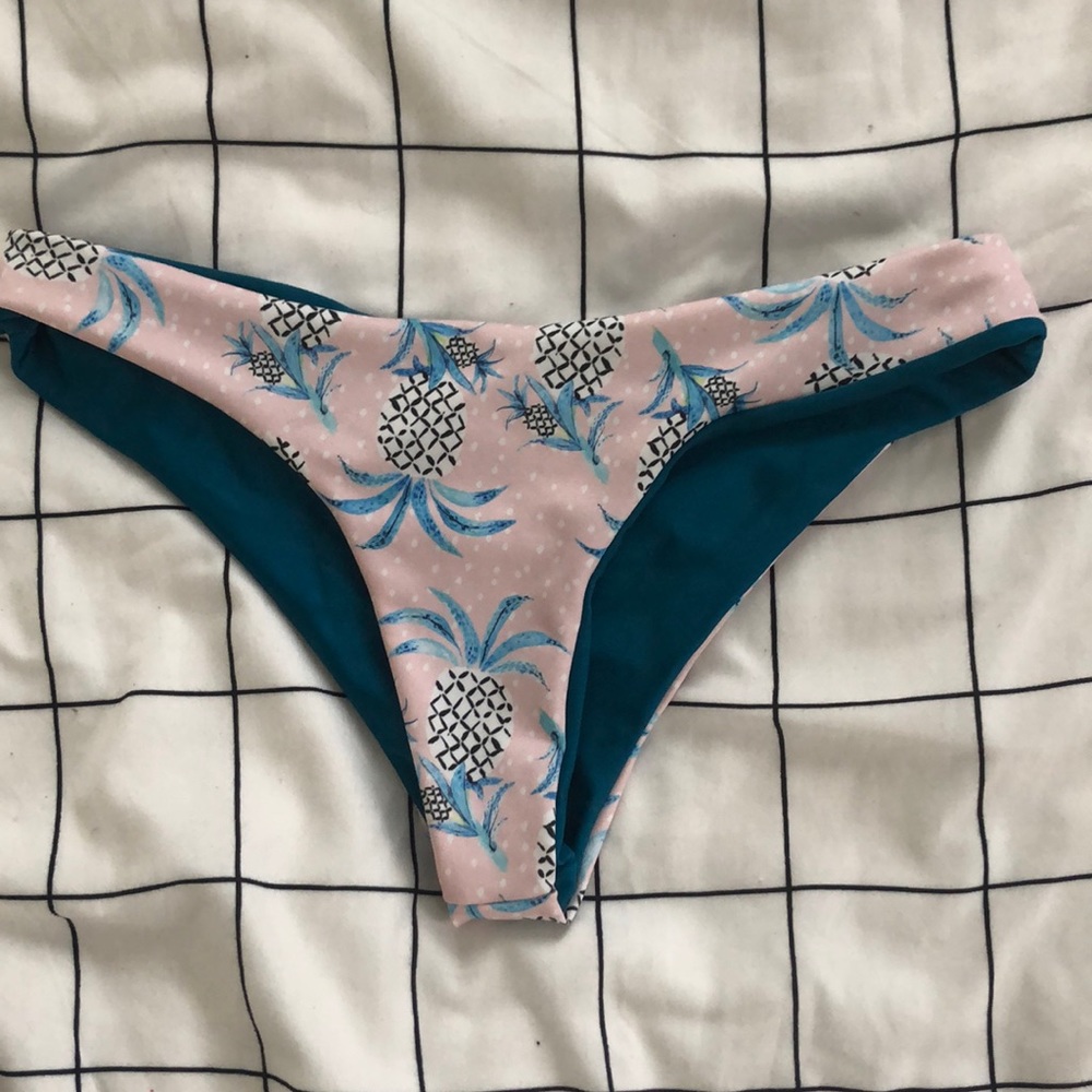 Reversible cheeky bikini bottoms